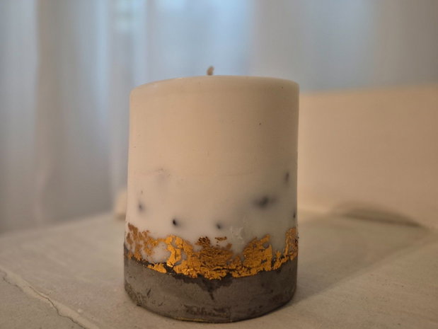 Lumânare decorativă handmade cu bază din beton și foiță de cupru Colecția Ritual