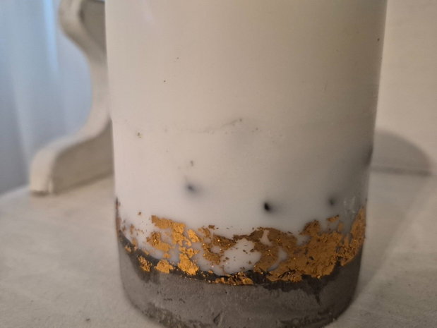 Lumânare decorativă handmade cu bază din beton și foiță de cupru Colecția Ritual