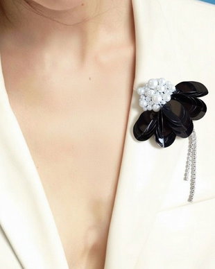 Brosa floare mare cu perle