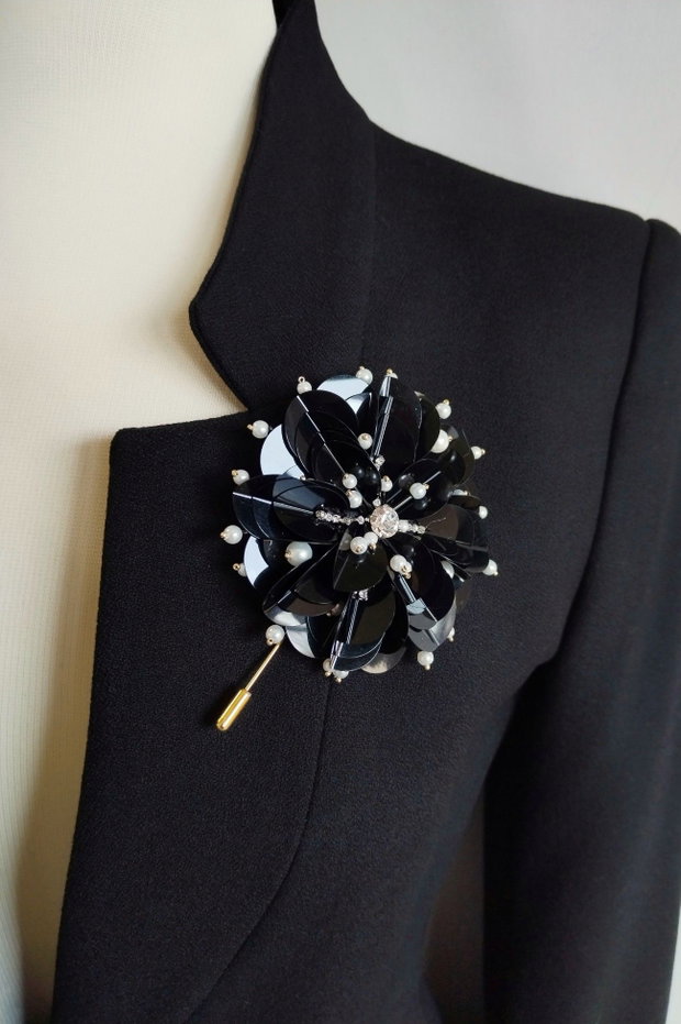 Brosa floare neagra