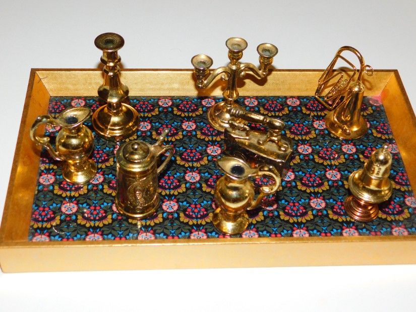 Tava sticla pictata interbelica cu 8 miniaturi alama superbe