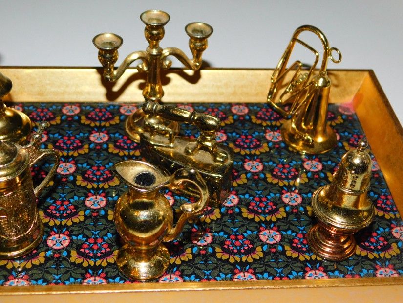 Tava sticla pictata interbelica cu 8 miniaturi alama superbe