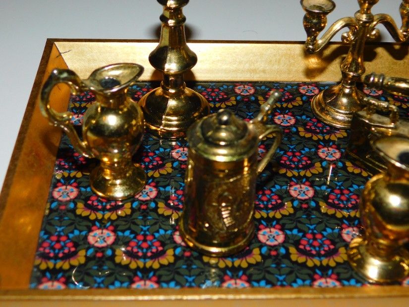 Tava sticla pictata interbelica cu 8 miniaturi alama superbe