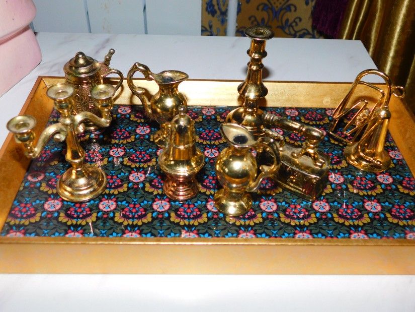 Tava sticla pictata interbelica cu 8 miniaturi alama superbe