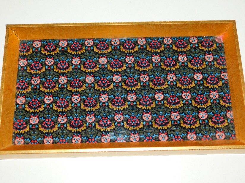 Tava sticla pictata interbelica cu 8 miniaturi alama superbe