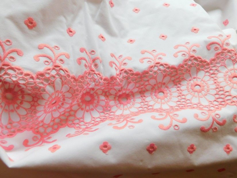 Plic  vintage  broderie pe  fata,  cadou 2 fete  de perna  cu dantele , produse neutilizate