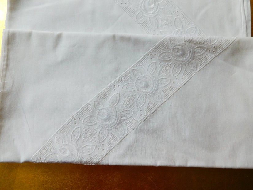 Plic  vintage  broderie pe  fata,  cadou 2 fete  de perna  cu dantele , produse neutilizate