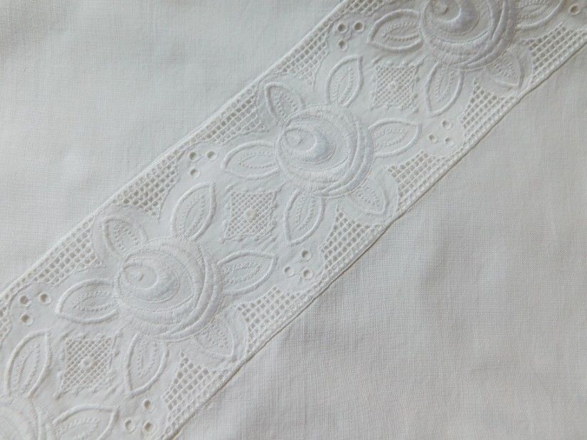 Plic  vintage  broderie pe  fata,  cadou 2 fete  de perna  cu dantele , produse neutilizate