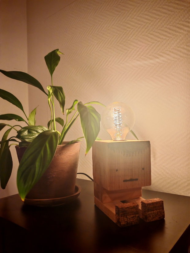 Lampă handmade din lemn  veioză decorativă tip personaj cu bec Edison