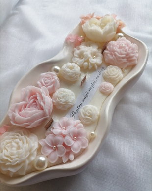 Lumânare decorativă parfumată cu flori handmade și mesaj personalizat
