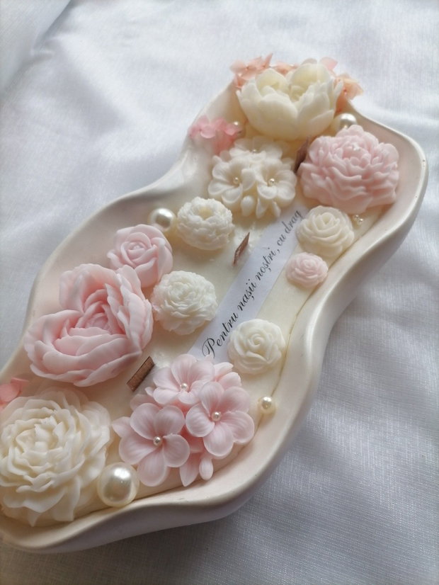 Lumânare decorativă parfumată cu flori handmade și mesaj personalizat