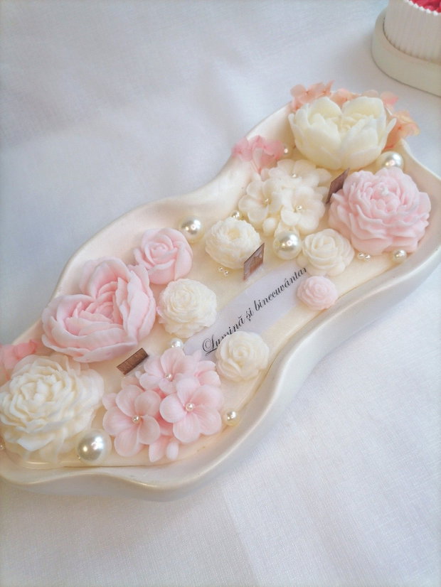 Lumânare decorativă parfumată cu flori handmade și mesaj personalizat