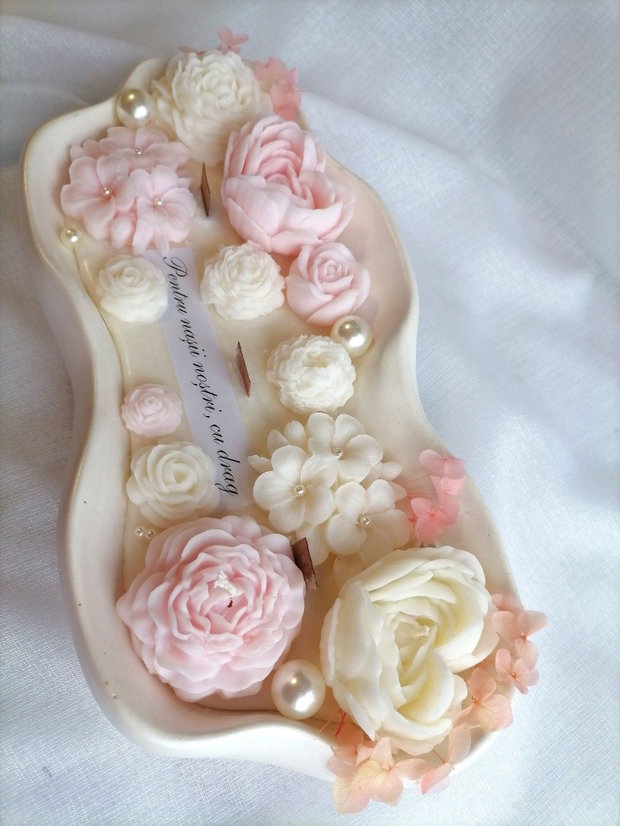 Lumânare decorativă parfumată cu flori handmade și mesaj personalizat