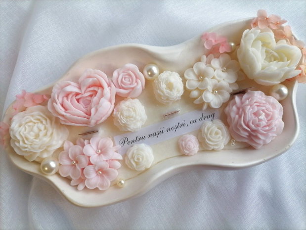 Lumânare decorativă parfumată cu flori handmade și mesaj personalizat