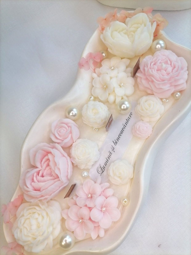 Lumânare decorativă parfumată cu flori handmade și mesaj personalizat