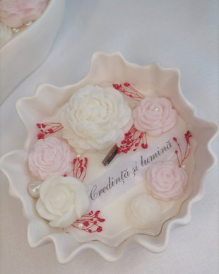 Lumânare decorativă parfumată cu flori handmade și mesaj personalizat