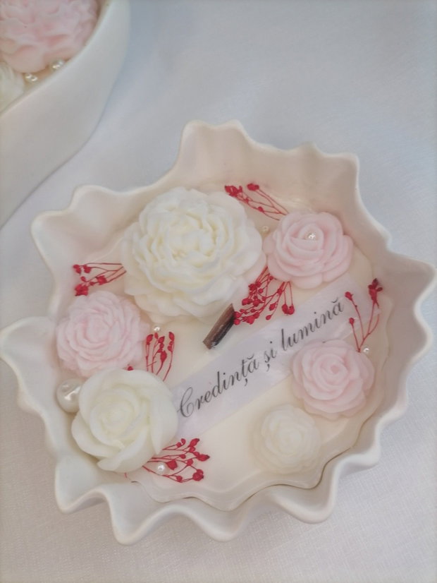 Lumânare decorativă parfumată cu flori handmade și mesaj personalizat