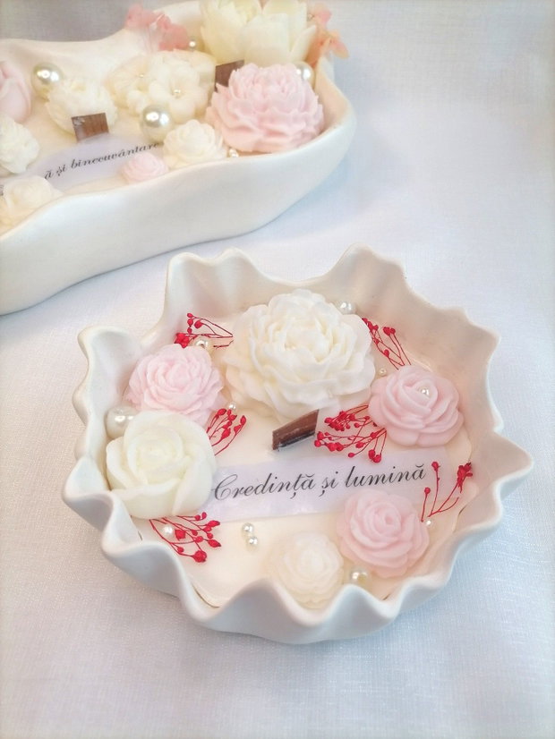 Lumânare decorativă parfumată cu flori handmade și mesaj personalizat