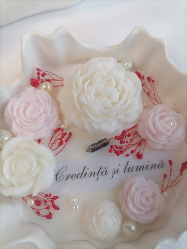 Lumânare decorativă parfumată cu flori handmade și mesaj personalizat