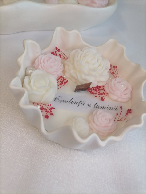Lumânare decorativă parfumată cu flori handmade și mesaj personalizat