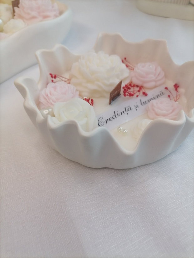 Lumânare decorativă parfumată cu flori handmade și mesaj personalizat