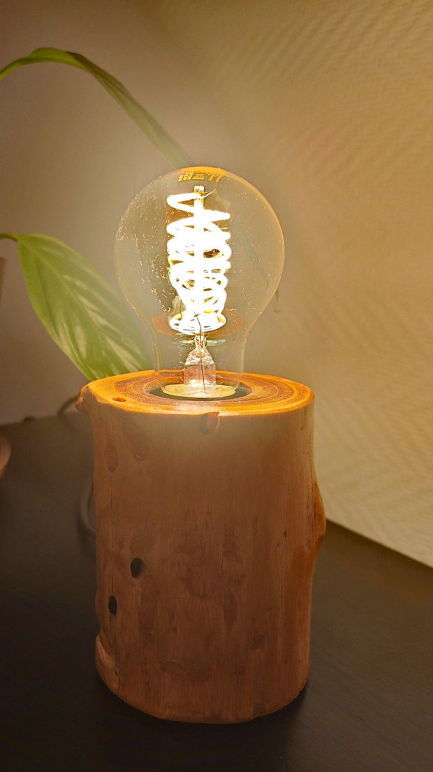 Lampă handmade din lemn natural design rustic modern, lumină caldă, piesă unică