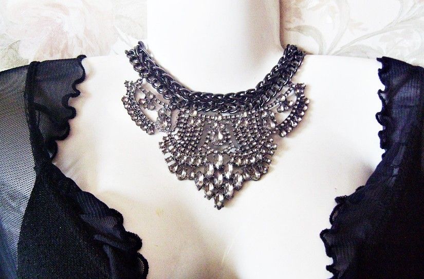 colier statement argintiu inchis cu cristale