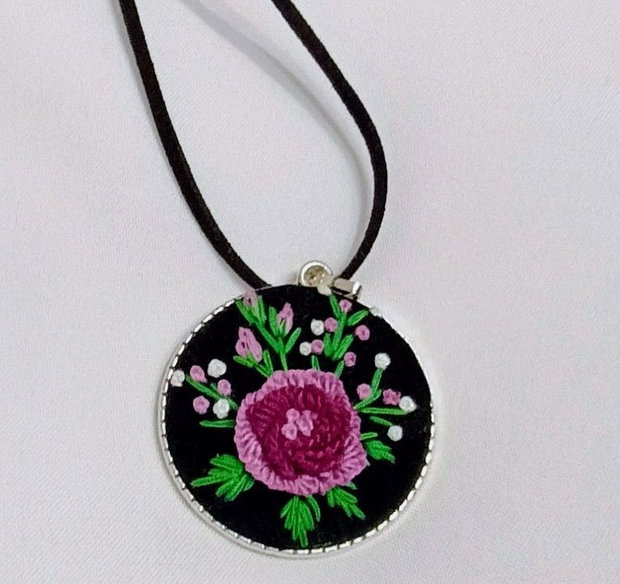 Colier brodat manual- broderie cu flori