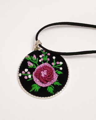 Colier brodat manual- broderie cu flori