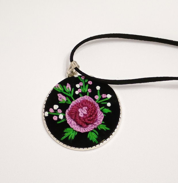 Colier brodat manual- broderie cu flori