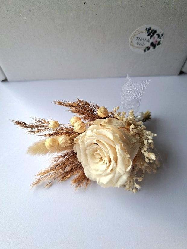 Cocardă / Floare de pus în piept / Butonieră Mire Boho - trandafir criogenat și flori uscate și stabilizate , Ivoire - Nude -Alb prăfuit - Bej