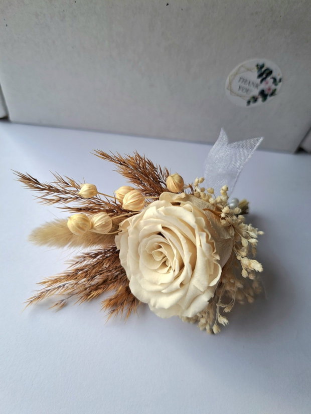 Cocardă / Floare de pus în piept / Butonieră Mire Boho - trandafir criogenat și flori uscate și stabilizate , Ivoire - Nude -Alb prăfuit - Bej
