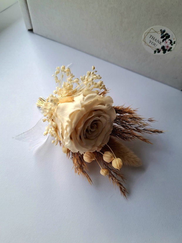 Cocardă / Floare de pus în piept / Butonieră Mire Boho - trandafir criogenat și flori uscate și stabilizate , Ivoire - Nude -Alb prăfuit - Bej