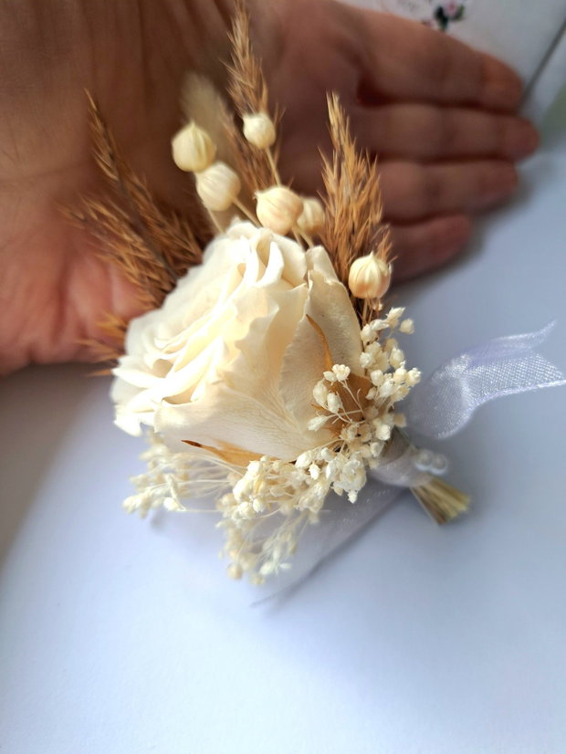 Cocardă / Floare de pus în piept / Butonieră Mire Boho - trandafir criogenat și flori uscate și stabilizate , Ivoire - Nude -Alb prăfuit - Bej