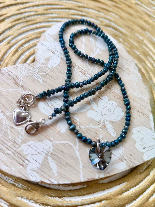 Colier perle de cultura negre & inima Swarovski