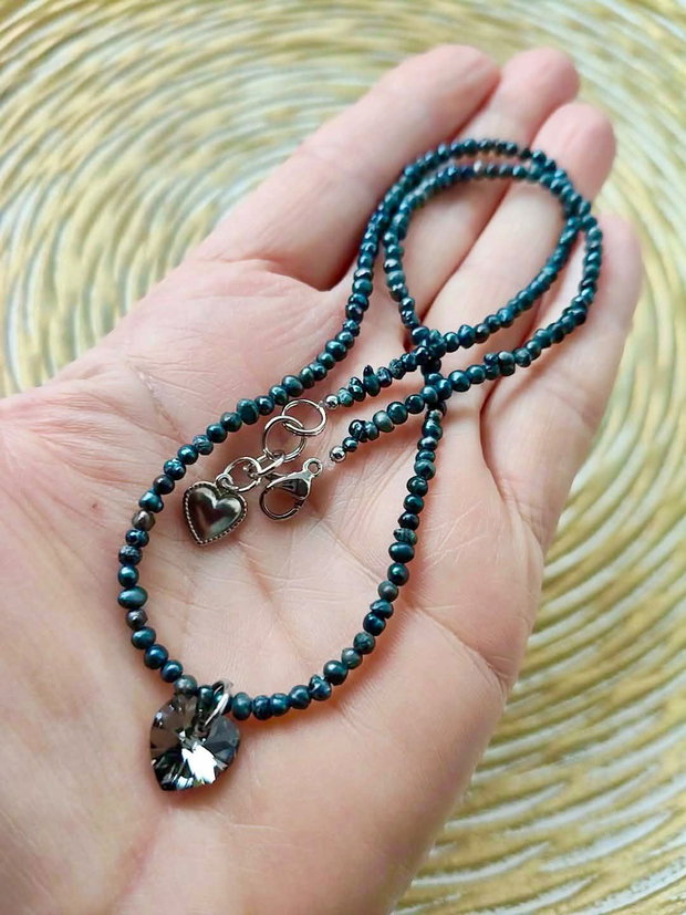 Colier perle de cultura negre & inima Swarovski