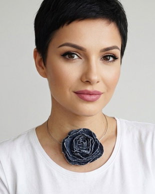 Colier handmade cu floare din denim/blug reciclat  bijuterie unicat eco-friendly (cod1411)