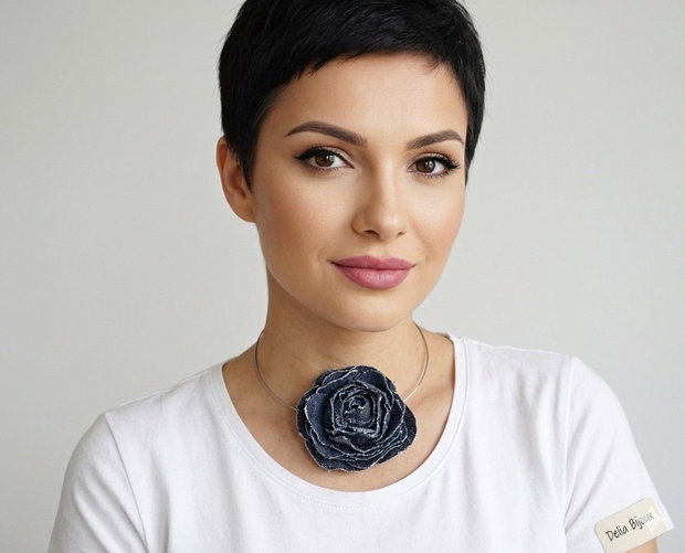 Colier handmade cu floare din denim/blug reciclat bijuterie unicat (cod1411)