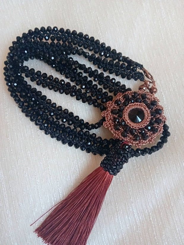 Colier lung crosetat cristale negre