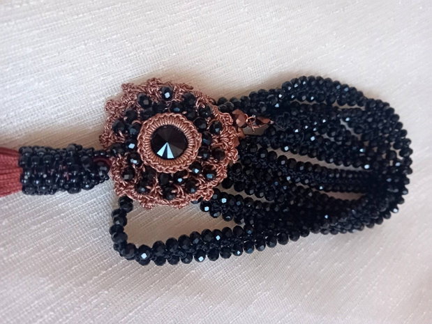 Colier lung crosetat cristale negre