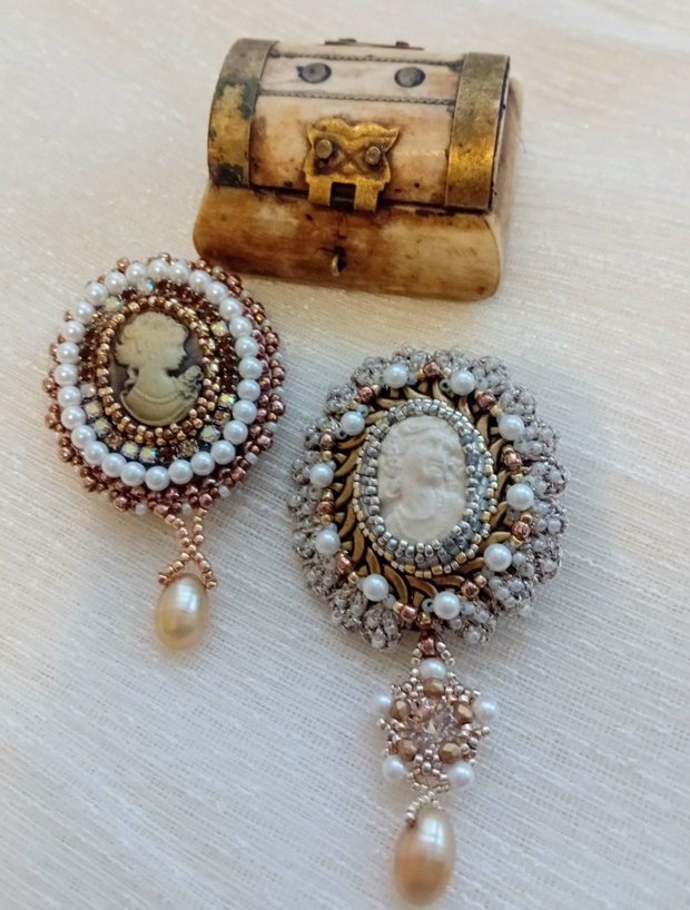 Brosa camee ,perle cultura cristal swarovski