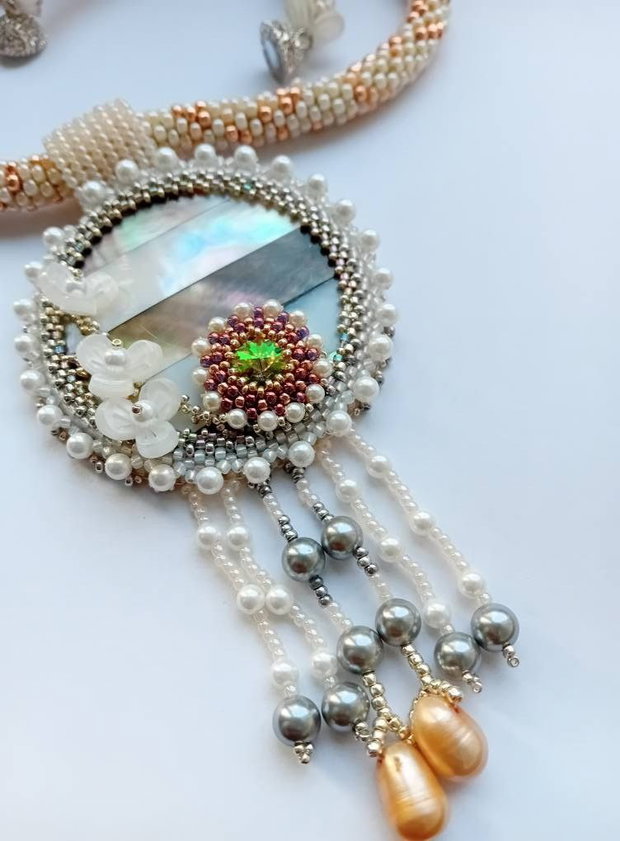 Colier crosetat,sidef,perle cristal rivoli swarovski