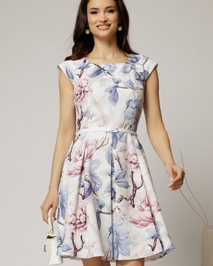 Rochie scurta ivoar in clos cu flori roz si lila si curea in talie