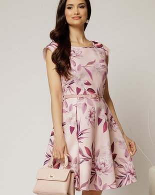 Rochie scurta roz in clos cu imprimeu floral mov si curea in talie