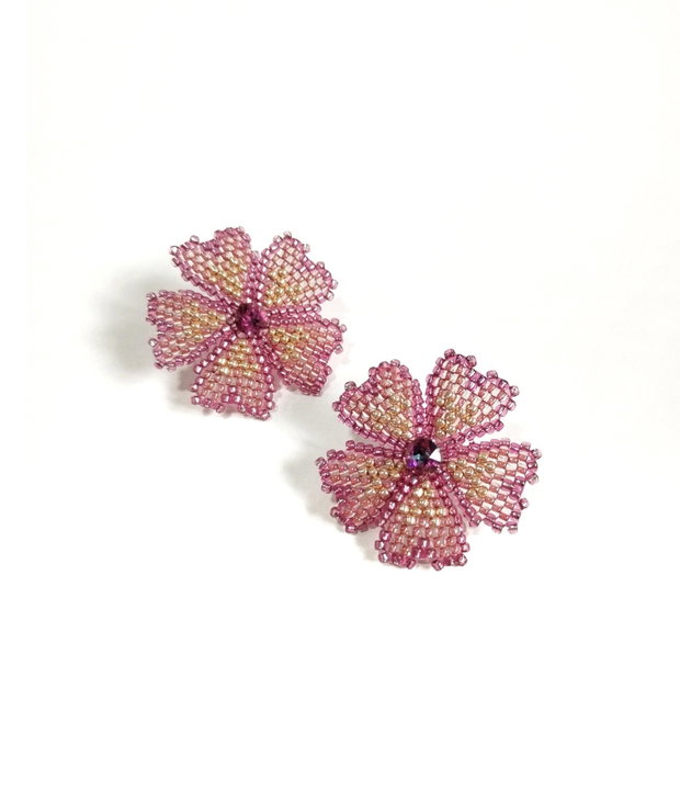 Cercei floare pe ureche