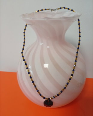 Colier realizat din cristal albastru închis pandantiv cristal Swarovski și hematit tub placat auriu .