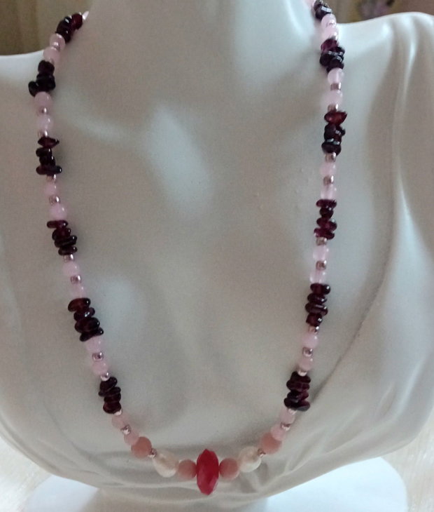 Colier quartz roz,rodonit,rubin,granat