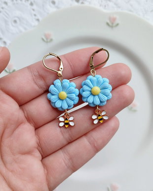 Cercei Blue Flowers