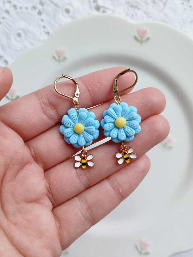 Cercei Blue Flowers