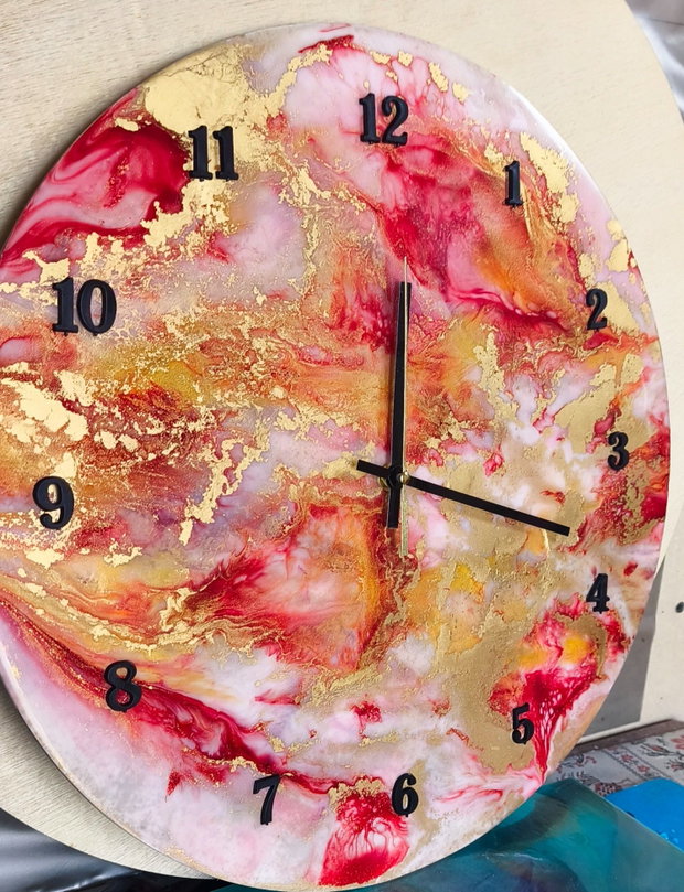 Ceas decorativ handmade din rășină epoxidică